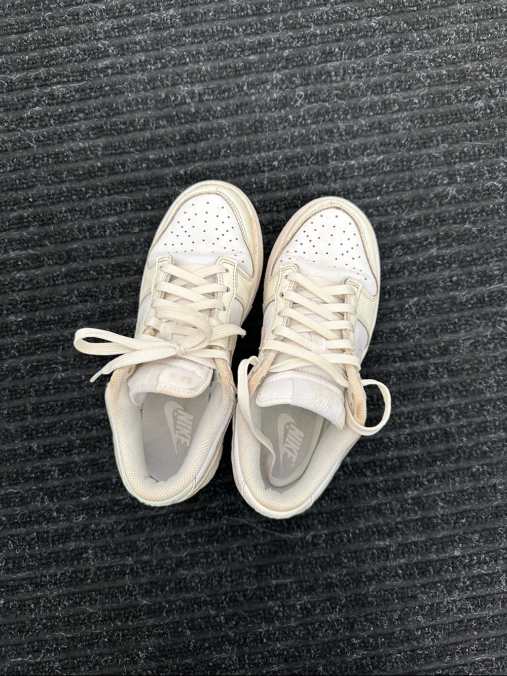 Nike Dunks low in Off-White/Cream